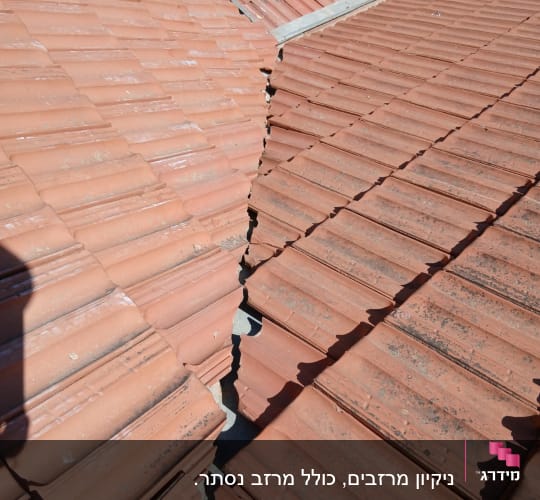 גג רעפים עם שבר ותיקון נדרש